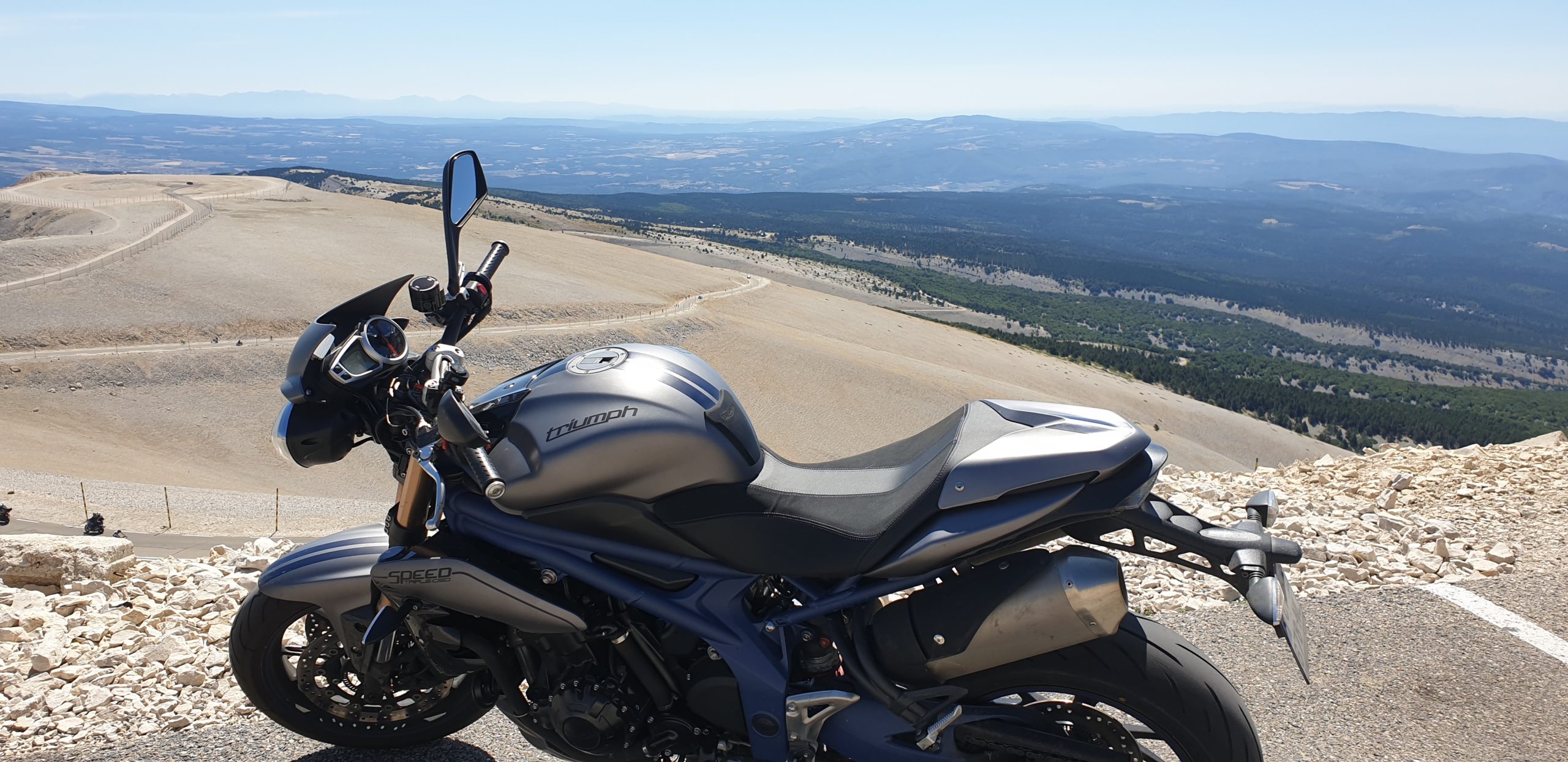 La Drôme vue du Mont Ventoux, lors de notre voyage moto 3 jours dans les Baronnies provençales et Drôme du sud (Vaucluse), avec une Speed Triple au premier plan