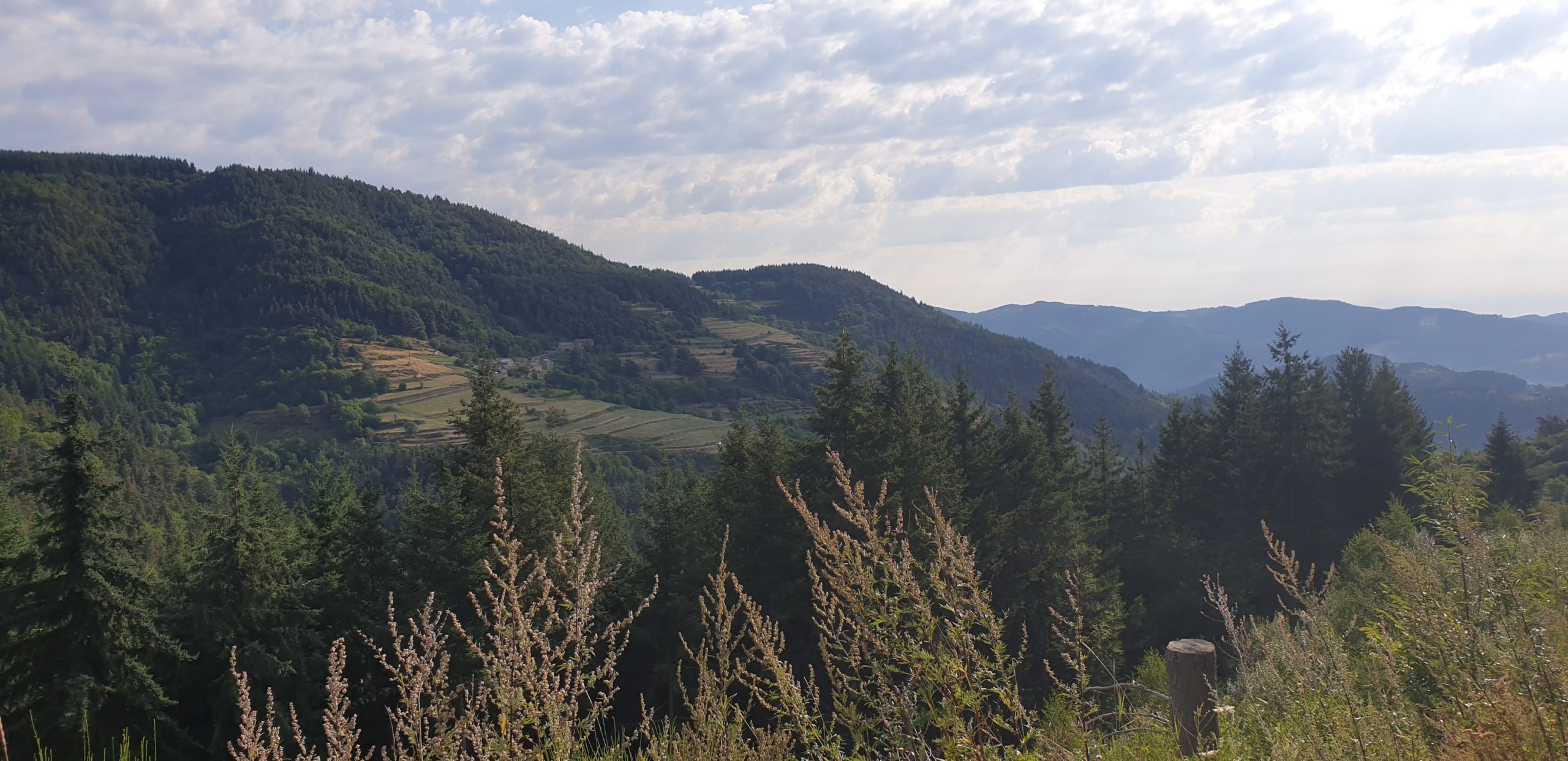 Panorama près de Désaignes, lors de nos voyages moto en Ardèche