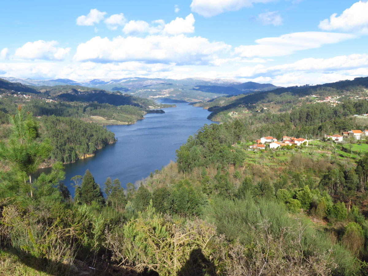 Lac, étape incontournable lors de nos voyages moto au Portugal
