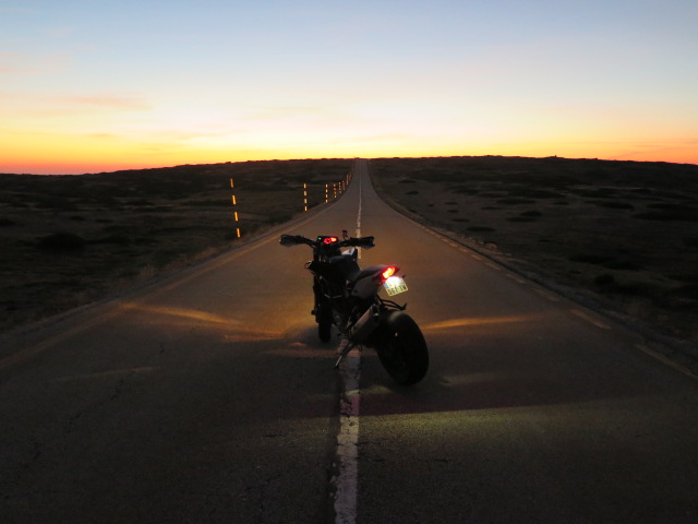 Moto de nuit sur la route, étape incontournable lors de nos voyages moto au Portugal
