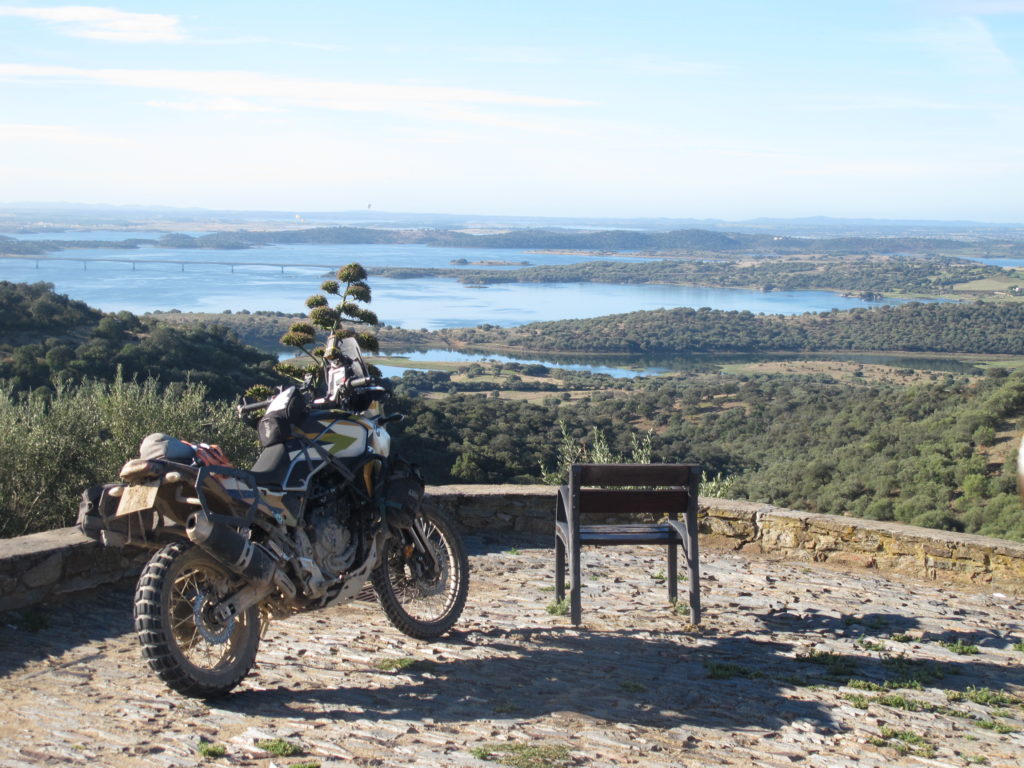 Moto de jour devant la mer, étape incontournable lors de nos voyages moto au Portugal
