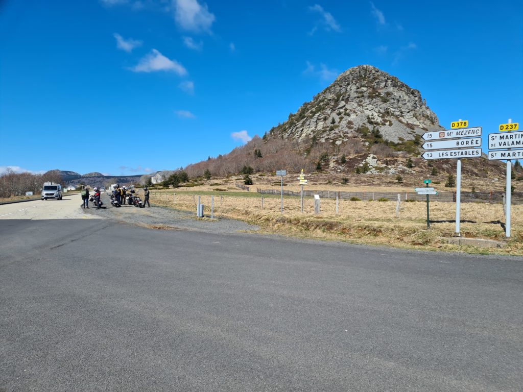 Le Mont-Gerbier-de-Jonc, étape incontournable lors de nos voyages moto en Ardèche