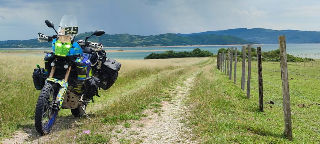 Moto de jour devant la mer, étape incontournable lors de nos voyages moto au Portugal