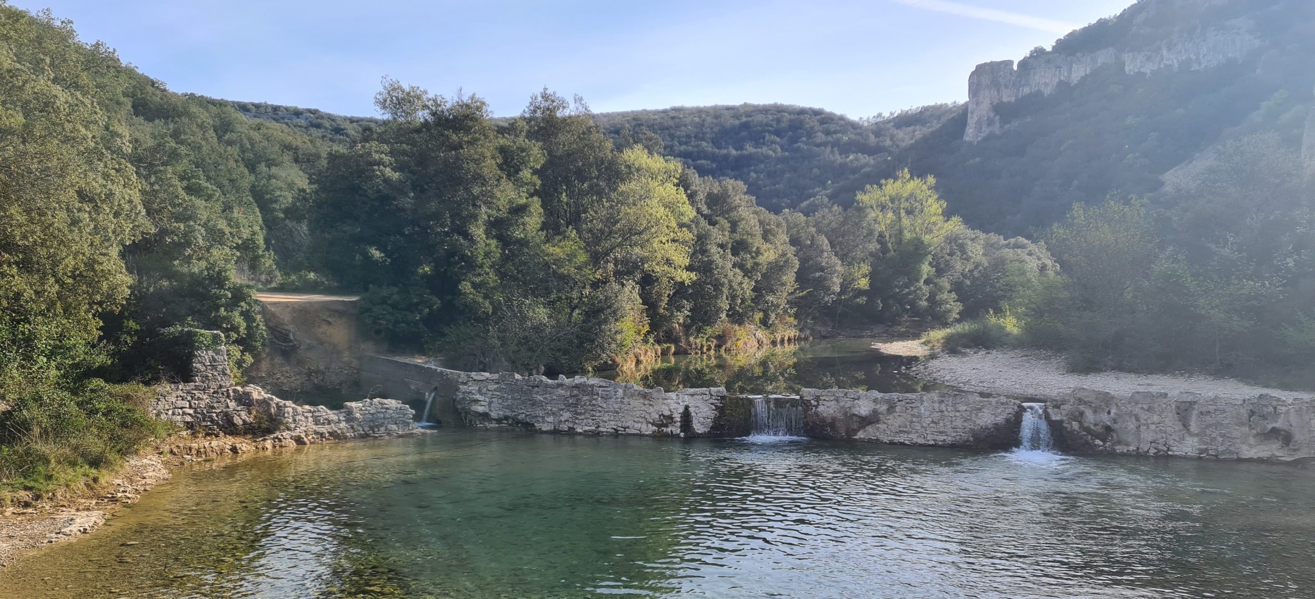 L'Ardèche, rivière avec laquelle nous flirterons tout au long de nos voyages moto en Ardèche