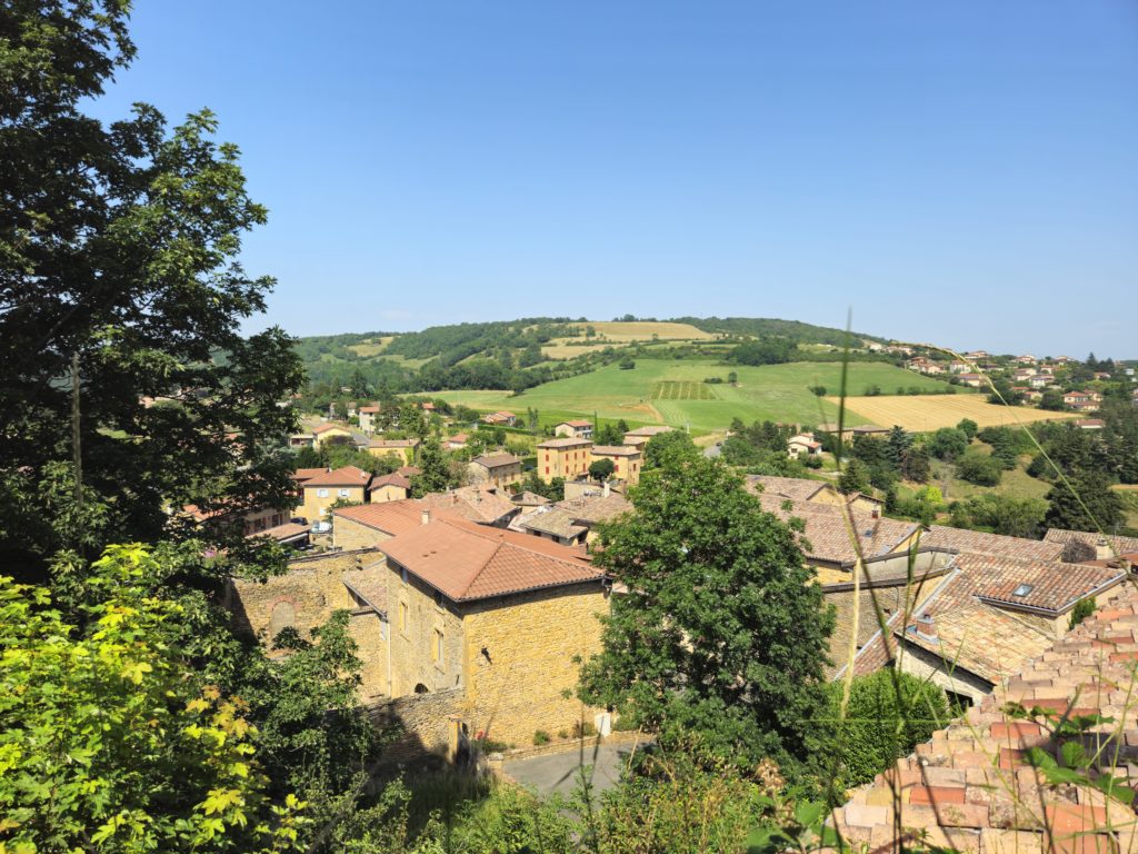 Point de vue sur un village au coeur des Pierres Dorées (Beaujolais jaune)